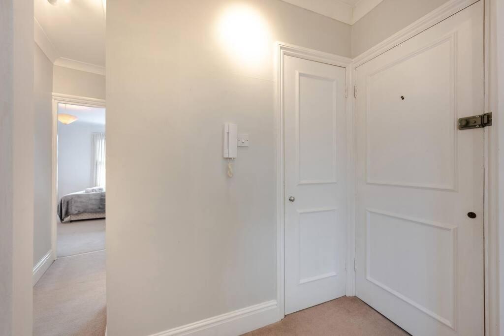 ロンドンCosy 2 Bed In Kensington Olympiaアパートメント エクステリア 写真